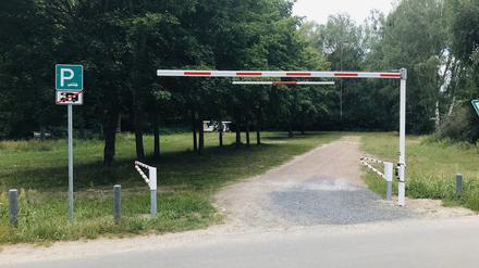 Anti-Camping-Schranke an einem Parkplatz im Bezirk Spandau, unter der Pkw durchfahren können, aber Wohnmobile nicht.