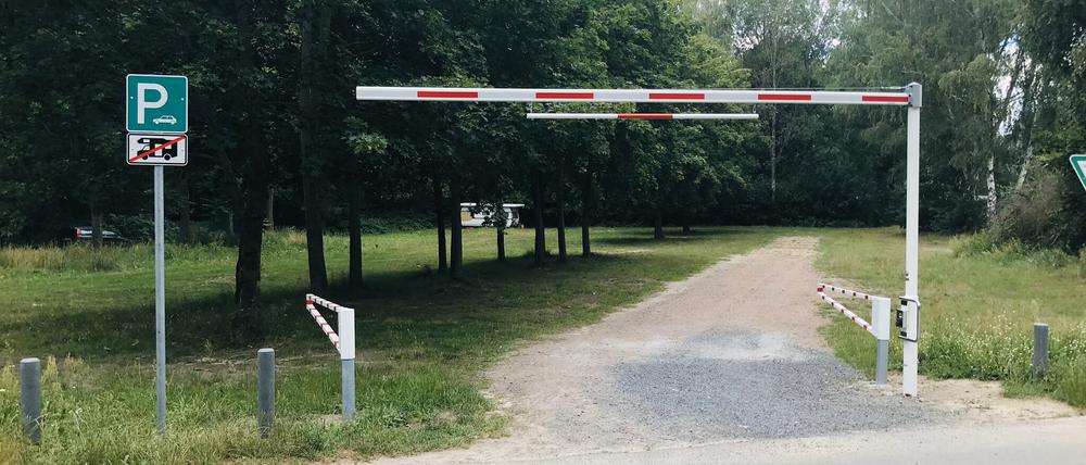 Anti-Camping-Schranke an einem Parkplatz im Bezirk Spandau, unter der Pkw durchfahren können, aber Wohnmobile nicht.