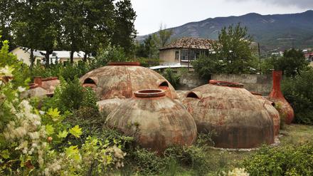 Qvevri heißen die riesigen, in die Erde eingelassenen Amphoren, in denen Georgischer Wein ausgebaut wird. In den bis zu 2000 Liter fassenden Gefäßen kann die Maische fein zirkulieren.