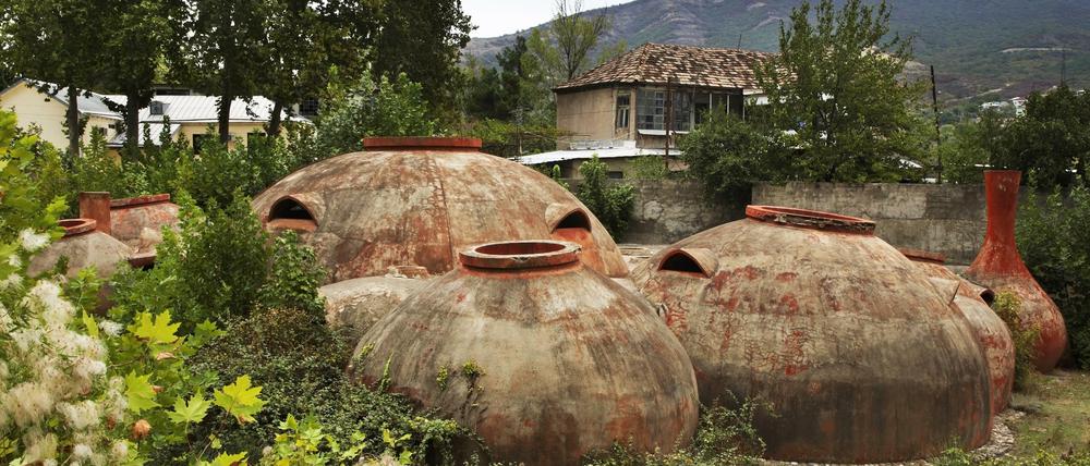 Qvevri heißen die riesigen, in die Erde eingelassenen Amphoren, in denen Georgischer Wein ausgebaut wird. In den bis zu 2000 Liter fassenden Gefäßen kann die Maische fein zirkulieren.