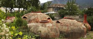 Qvevri heißen die riesigen, in die Erde eingelassenen Amphoren, in denen Georgischer Wein ausgebaut wird. In den bis zu 2000 Liter fassenden Gefäßen kann die Maische fein zirkulieren.