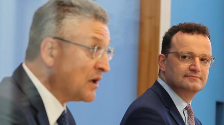RKI-Präsident Lothar Wieler (l.) und Gesundheitsminister Jens Spahn warnen vor Nachlässigkeit im Umgang mit der Corona-Pandemie.