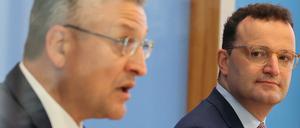 RKI-Präsident Lothar Wieler (l.) und Gesundheitsminister Jens Spahn warnen vor Nachlässigkeit im Umgang mit der Corona-Pandemie.