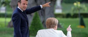 Kanzlerin Angela Merkel und Frankreichs Präsident Emmanuel Macron beraten sich in Meseberg.