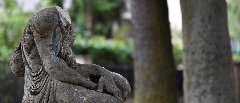 Eine Zeit lang hockte sie ohne Kopf, dann wurde die rassistische Statue beseitigt.