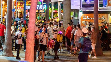 Party-Touristen am Wochenende auf der genannte Bierstraße auf Mallorca.