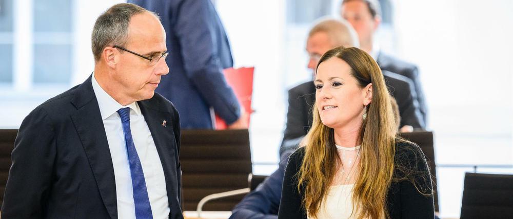 Peter Beuth (CDU), Innenminister von Hessen, spricht mit Janine Wissler (Die Linke), Fraktionsvorsitzende ihrer Partei in Hessen, im Plenarsaal.