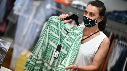 In Geschäften sind Masken noch überall Pflicht.
