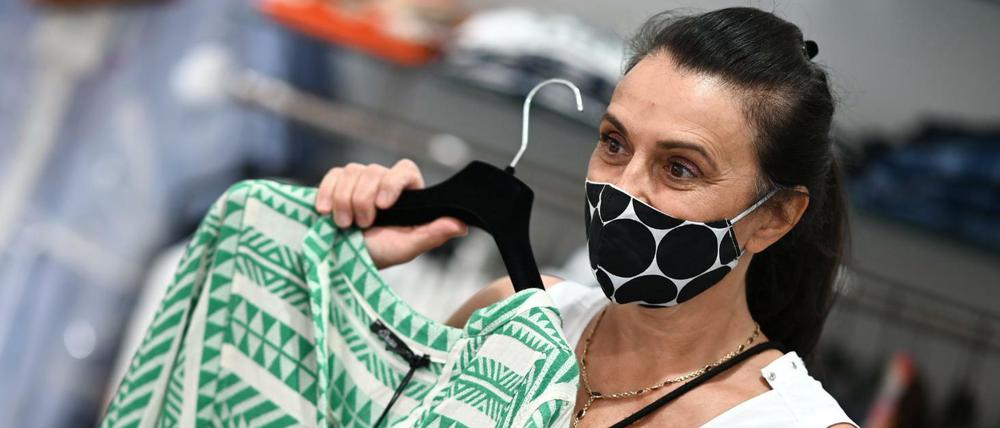 In Geschäften sind Masken noch überall Pflicht.