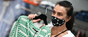 In Geschäften sind Masken noch überall Pflicht.