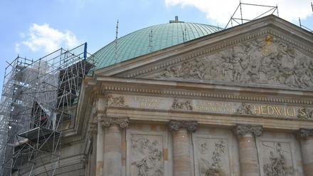 Die St.-Hedwigs-Kathedrale ist für Bauarbeiten eingerüstet. Kritiker versuchen vor Gericht, Teile des Umbaus zu verhindern.