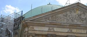 Die St.-Hedwigs-Kathedrale ist für Bauarbeiten eingerüstet.