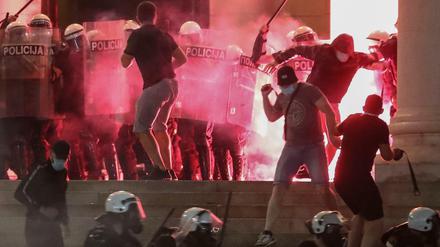 In der Nacht zu Samstag versuchten Demonstranten, das Parlament zu stürmen.