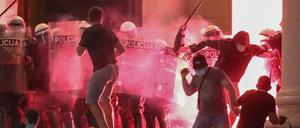 In der Nacht zu Samstag versuchten Demonstranten, das Parlament zu stürmen.