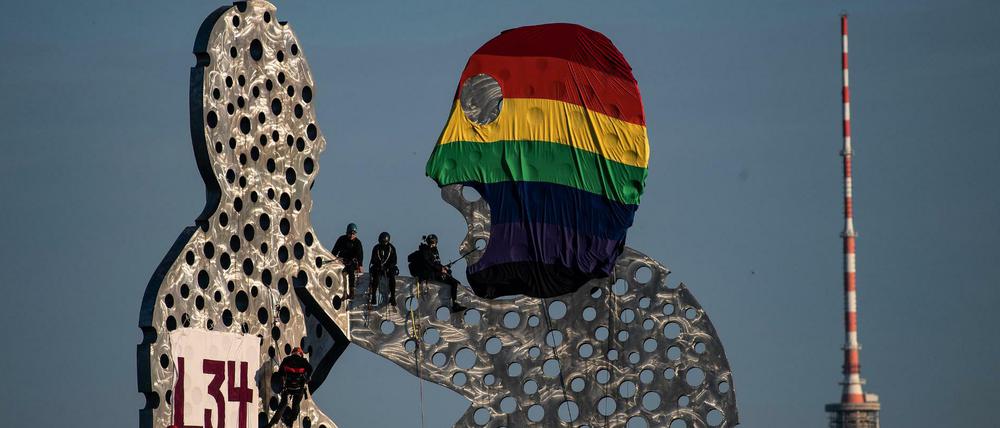 Aktivisten und Liebig34-Unterstützer besetzten am frühen Morgen die Skulptur "Molecule Man" in Treptow.