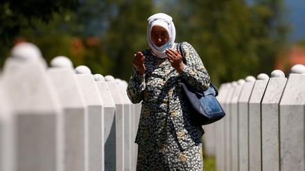 Eine Frau betet an den Gräberin in der Gedenkstätte Potocari in Srebrenica. Trauerfeiern am 25. Jahrestag sind wegen der Pandemie abgesagt.