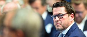 „Ich bin gottfroh, nicht mehr irgendwelchen parteipolitischen Spielereien ausgesetzt zu sein. Das ist ein Zugewinn an Lebensqualität“, sagte Guttenberg im Januar der Deutschen Presse-Agentur.