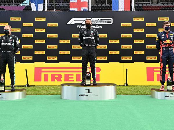Das Treppchen: Lewis Hamilton (Mitte) siegt in Spielberg vor Valtteri Bottas (links) und Max Verstappen.