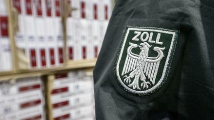 Ein Zollbeamter in einer Verwahrstelle des Zolls