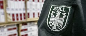 Ein Zollbeamter in einer Verwahrstelle des Zolls