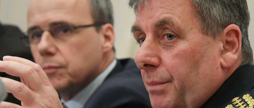 Udo Münch (r), Landespolizeipräsident neben Peter Beuth (CDU), Innenminister des Landes Hessen.