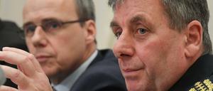 Udo Münch (r), Landespolizeipräsident neben Peter Beuth (CDU), Innenminister des Landes Hessen.