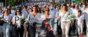 Veronique Monguillot, die Ehefrau des zu Tode geprügelten Busfahrers Philippe Monguillot während eines Protestmarsches.