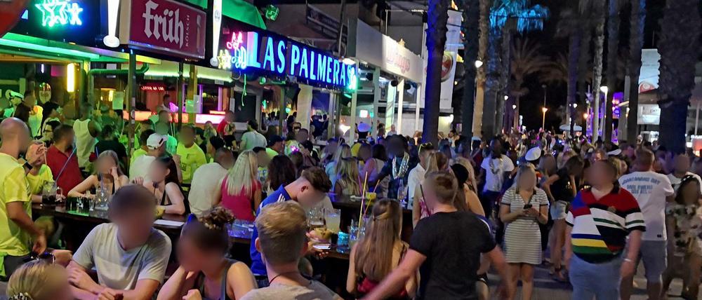 Spanien, Palma de Mallorca, "Bierstraße": Dichtes Gedränge hunderter Urlauber aus Deutschland am Ballermann - als gäbe es kein Morgen nud kein Coronavirus. Corona-Regeln zu scheren. 