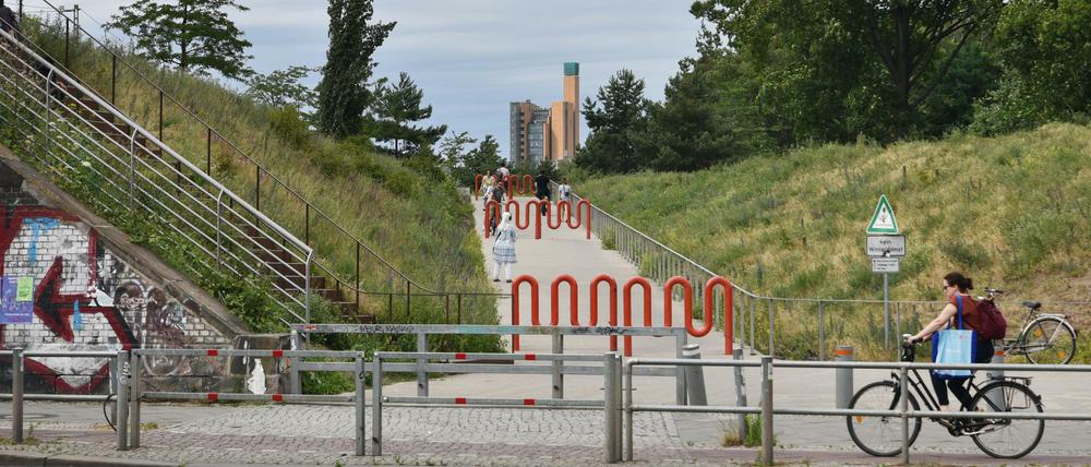 Radfahrer und Fußgänger an einem der südlichen Eingänge zum Gleisdreieckpark. Nachts kommen Hunderte Jugendliche von hier und aus Kreuzberg in den Park.