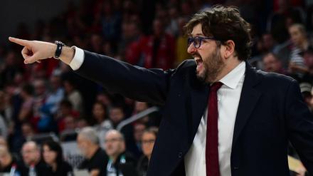 Große Geste: Andrea Trinchieri ist an der Seitenlinie immer energisch dabei.