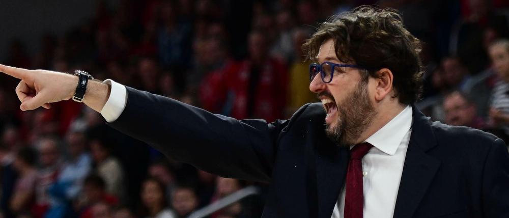Große Geste: Andrea Trinchieri ist an der Seitenlinie immer energisch dabei.