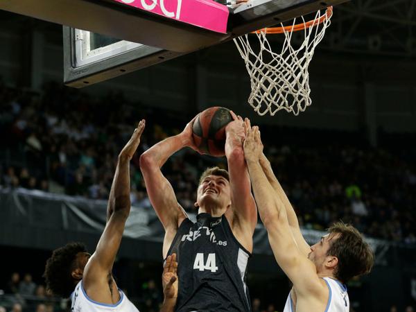 Neu unterm Korb: Ben Lammers (Mitte) hat bei Alba Berlin für drei Jahre unterschrieben.