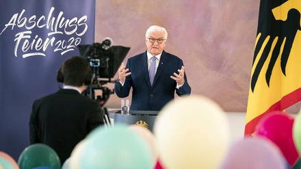Bundespräsident Steinmeier wendet sich im mit Luftballons gefüllten Schloss Bellevue mit einer Videobotschaft an die Absolventinnen und Absolventen 2020. 