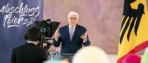 Bundespräsident Steinmeier wendet sich im mit Luftballons gefüllten Schloss Bellevue mit einer Videobotschaft an die Absolventinnen und Absolventen 2020. 