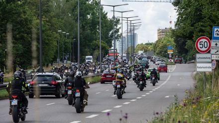 Biker demonstrieren in ganz Deutschland gegen Fahrverbote an Sonn- und Feiertagen. 