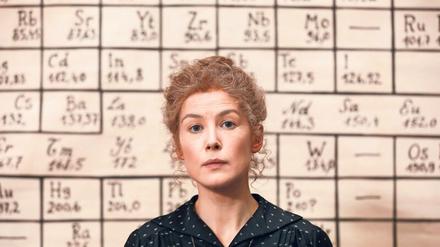 Marie Curie (Rosamund Pike) muss sich gesellschaftlichen Rollenbildern entziehen.