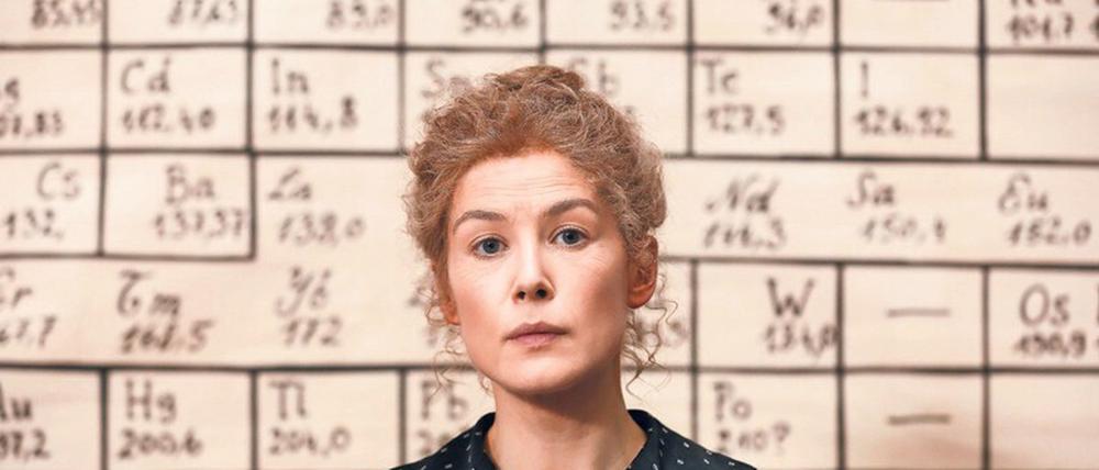 Marie Curie (Rosamund Pike) muss sich gesellschaftlichen Rollenbildern entziehen.