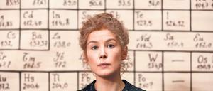 Marie Curie (Rosamund Pike) muss sich gesellschaftlichen Rollenbildern entziehen.