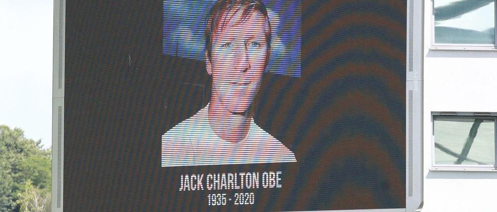 England trauert. Jack Charlton auf einem Stadionbildschirm vor dem Premier-League-Spiel Norwich gegen West Ham.