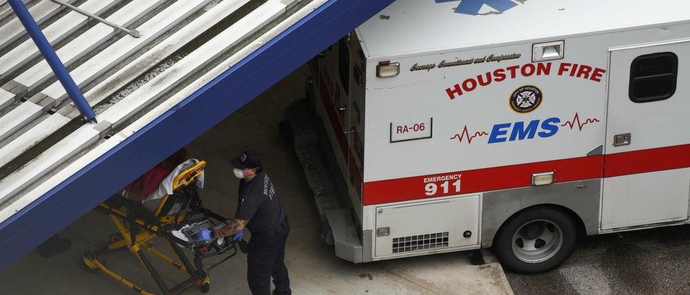 Ein Covid-19-Patient wird ins Houston Methodist Hospital in Texas eingeliefert.