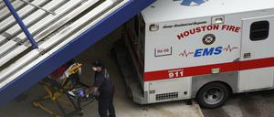 Ein Covid-19-Patient wird ins Houston Methodist Hospital in Texas eingeliefert.