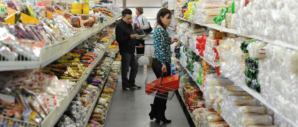 Fast wie in Südostasien: In den Hallen des Dong-Xuan-Center in Berlin-Lichtenberg bieten mehrere Händler Lebensmittel aus Asien an - völlig legal. Anders als die vielen Dienstleister, Friseursalons zum Beispiel.