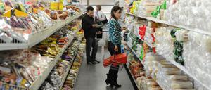 Fast wie in Südostasien: In den Hallen des Dong-Xuan-Center in Berlin-Lichtenberg bieten mehrere Händler Lebensmittel aus Asien an - völlig legal. Anders als die vielen Dienstleister, Friseursalons zum Beispiel.