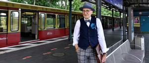 Hauptsache stilvoll. Günther Krabbenhöft am S-Bahnhof Tempelhof 