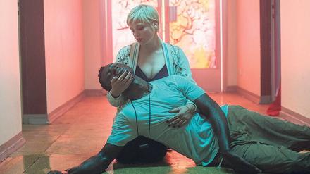 Aus Marmor, nicht aus Zucker: Mieze (Jella Haase) wird zur Beschützerin von Francis (Welket Bungué).