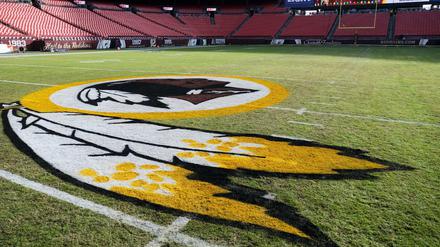 Das Logo der Washington Redskins auf dem FedEx-Feld vor einem NFL-Fußballspiel.