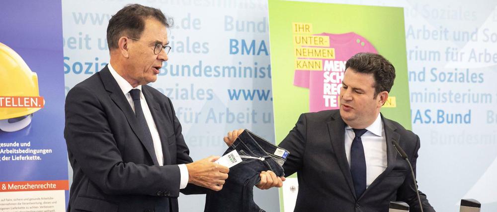 "Größe 52, passt dem Kollegen Heil leider nicht", scherzte Entwicklungshilfeminister Gerd Müller (links). Es ging ihm aber um Ernsteres.