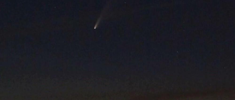 Ein Licht geht auf über Reinickendorf: Der Komet "Neowise" ist besonders an dunklen Orten gut sichtbar - vielleicht noch für zwei Wochen.