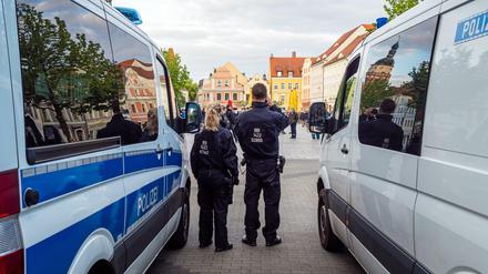 Unter Beobachtung: Die Polizei löste die Demonstration in Cottbus auf.