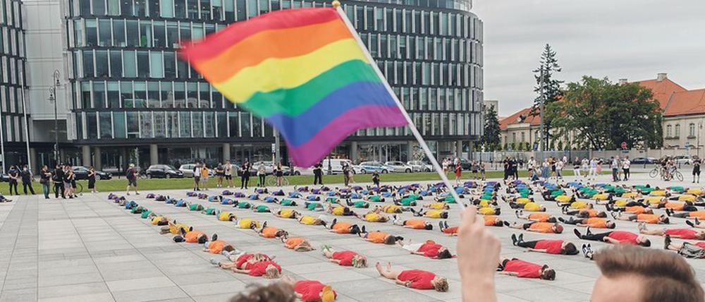Regenbogen-Protest. Warschauer Demonstration gegen queerfeindliche Politik in Polen.